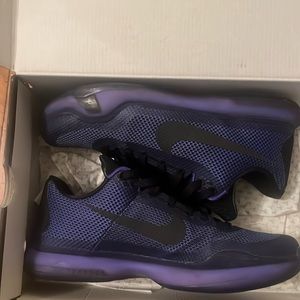 Kobe X size 9.5 comes with original box and with one good wipe down looks good